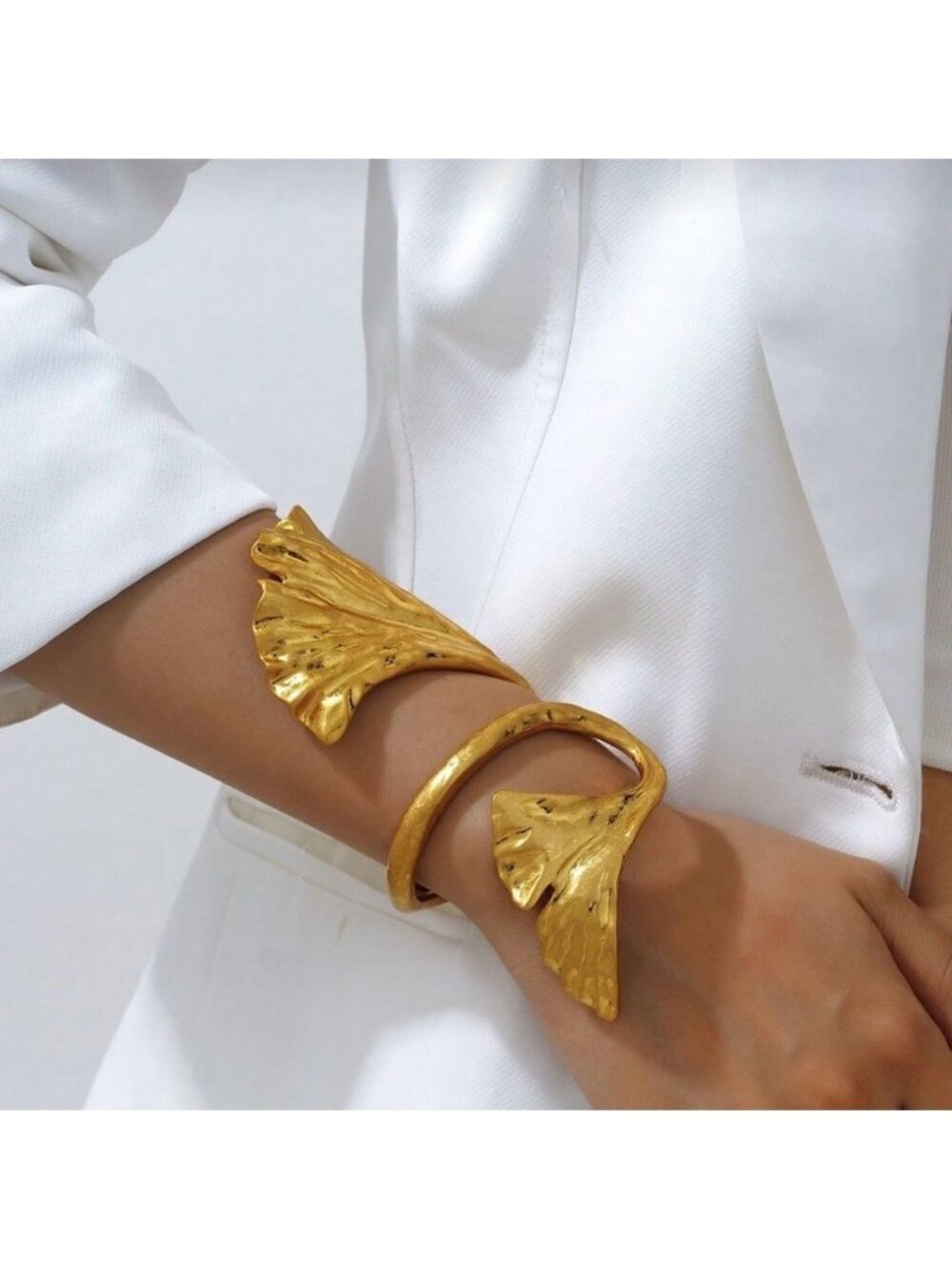 Elegant Gold Leaf Cuff Bracelet Q342